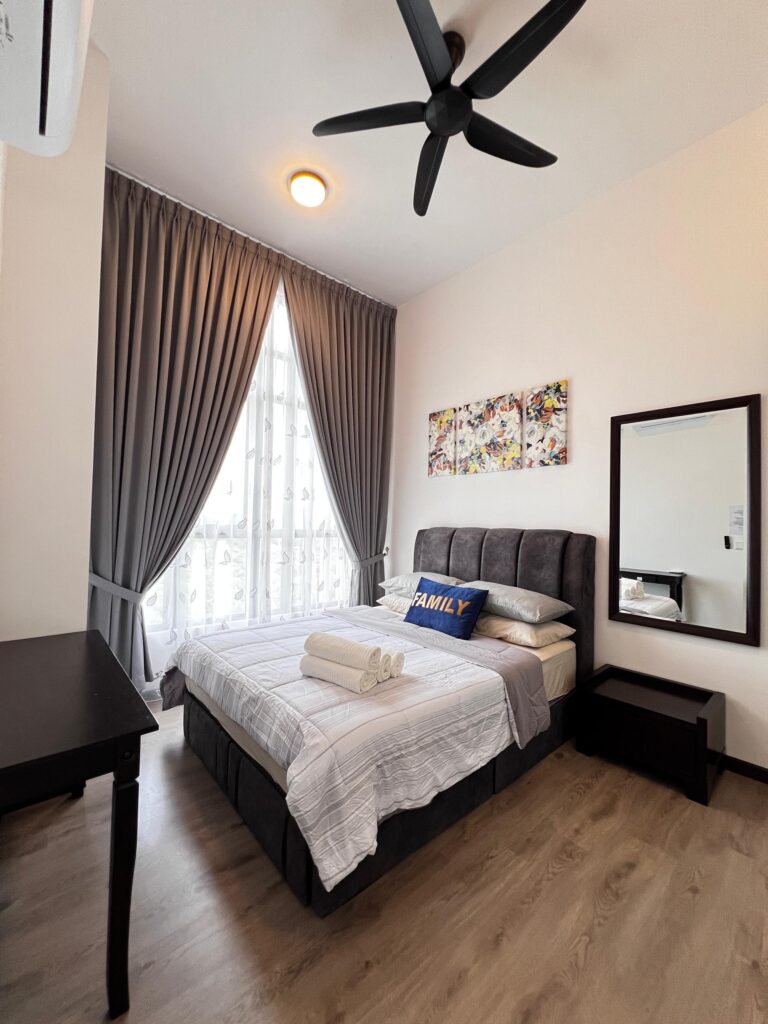 Masted Bed Room with Queen Bed